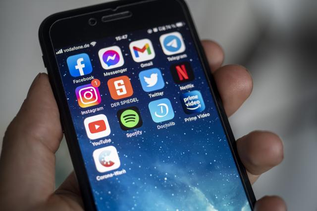 FILED - 28 April 2021, Berlin: FILE PHOTO - Various application icons are displayed on the screen of a smartphone. Photo: Fabian Sommer/dpa