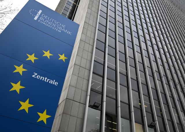 FILED - 25 February 2025, Hesse, Frankfurt_Main: FILE PHOTO - A stele with the inscription "Deutsche Bundesbank Eurosystem" stands in front of the headquarters of the German Central Bank. Photo: Arne Dedert/dpa