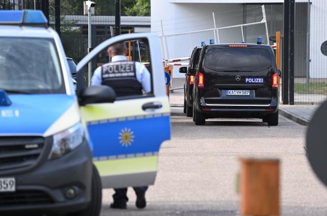 FILED - 15 July 2025, Karlsruhe: FILE PHOTO - Police vehicles drive onto the grounds of the Federal Court of Justice in Karlsruhe, where a suspected Iranian spy was brought for questioning. Photo: Bernd Weißbrod/dpa
