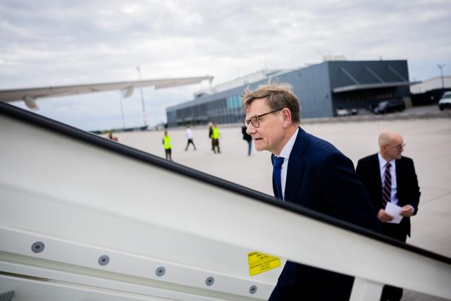21 May 2026, Brandenburg, Schoenefeld: Johann Wadephul, Germany's Foreign Minister, boards an Air Force Airbus in front of media representatives at the military section of Berlin Brandenburg Airport before departing for the North Atlantic Treaty Organization foreign ministers' meeting in Sweden. Photo: Christoph Soeder/dpa