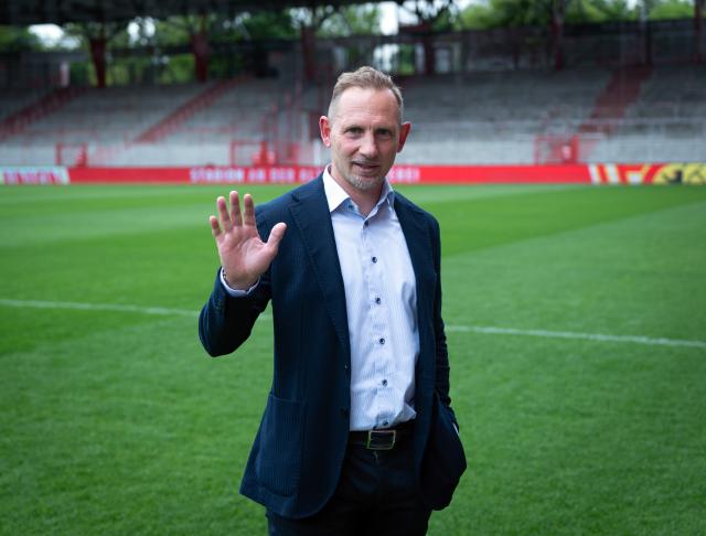 21 May 2026, Berlin: Mauro Lustrinelli, the new head coach of 1. FC Union Berlin, stands on the field after his introduction press conference at the Stadion an der Alten Foersterei. Photo: Soeren Stache/dpa - WICHTIGER HINWEIS: Gemäß den Vorgaben der DFL Deutsche Fußball Liga bzw. des DFB Deutscher Fußball-Bund ist es untersagt, in dem Stadion und/oder vom Spiel angefertigte Fotoaufnahmen in Form von Sequenzbildern und/oder videoähnlichen Fotostrecken zu verwerten bzw. verwerten zu lassen.
