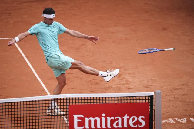 21 May 2026, Hamburg: German tennis player Daniel Altmaier stomps on his racket during his Men's Singles Quarterfinal tennis match against American Tommy Paul, sending the racket flying into the crowd. Photo: Christian Charisius/dpa