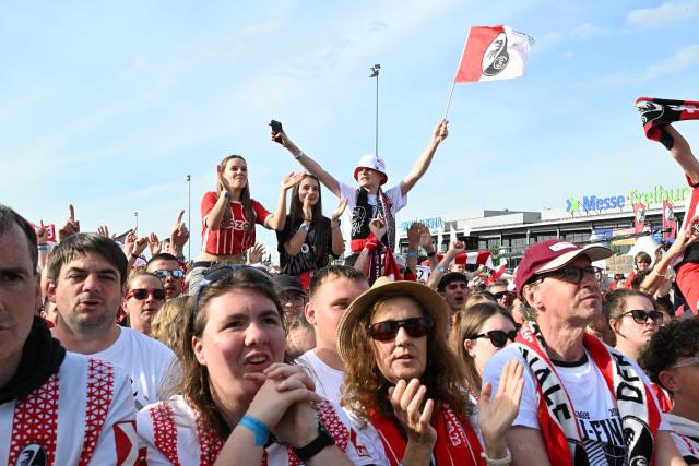 21 May 2026, Baden-Wuerttemberg, Freiburg: Fans welcome the SC Freiburg soccer team back after losing the Europa League final. Aston Villa lifted their first major European trophy since 1982 by beating Germany's Freiburg 3-0 on Wednesday to win the Europa League. Photo: Bernd Weißbrod/dpa