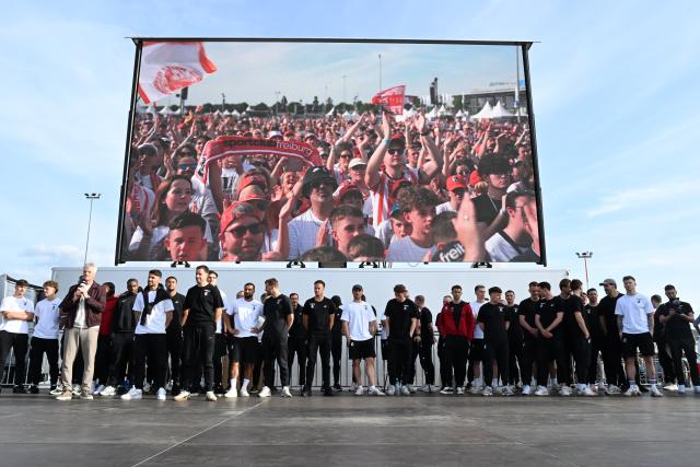 21 May 2026, Baden-Wuerttemberg, Freiburg: SC Freiburg soccer team players welcomed be fans after losing the Europa League final. Aston Villa lifted their first major European trophy since 1982 by beating Germany's Freiburg 3-0 on Wednesday to win the Europa League. Photo: Bernd Weißbrod/dpa
