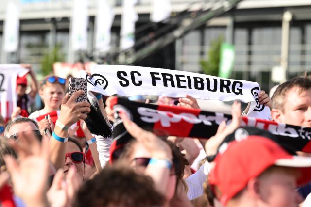 21 May 2026, Baden-Wuerttemberg, Freiburg: Fans welcome the SC Freiburg soccer team back after losing the Europa League final. Aston Villa lifted their first major European trophy since 1982 by beating Germany's Freiburg 3-0 on Wednesday to win the Europa League. Photo: Bernd Weißbrod/dpa