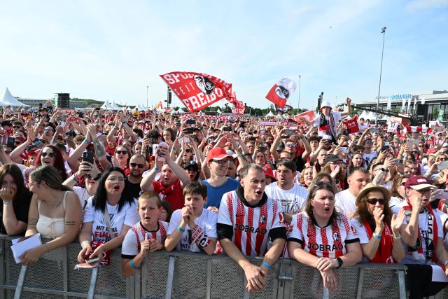 21 May 2026, Baden-Wuerttemberg, Freiburg: Fans welcome the SC Freiburg soccer team back after losing the Europa League final. Aston Villa lifted their first major European trophy since 1982 by beating Germany's Freiburg 3-0 on Wednesday to win the Europa League. Photo: Bernd Weißbrod/dpa