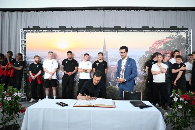 21 May 2026, Baden-Wuerttemberg, Freiburg: Freiburg coach Julian Schuster signs the guest book as the Bundesliga club's team is welcomed back to Freiburg after losing the Europa League final. Aston Villa lifted their first major European trophy since 1982 by beating Germany's Freiburg 3-0 on Wednesday to win the Europa League. Photo: Bernd Weißbrod/dpa