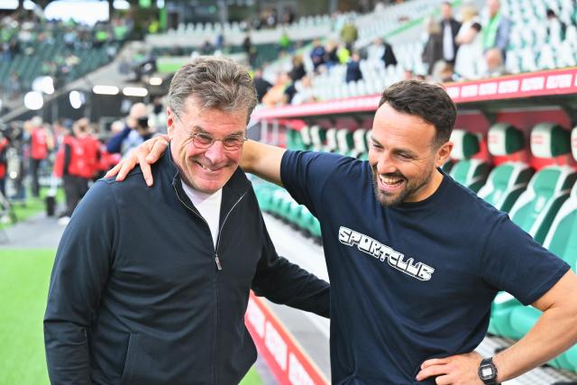 21 May 2026, Lower Saxony, Wolfsburg: VfL Wolfsburg coach Dieter Hecking (L) and Paderborn coach Ralf Kettemann (R) talk ahead of the German Bundesliga relegation playoff soccer match between VfL Wolfsburg and SC Paderborn 07 at Volkswagen Arena. Photo: Swen Pförtner/dpa - WICHTIGER HINWEIS: Gemäß den Vorgaben der DFL Deutsche Fußball Liga bzw. des DFB Deutscher Fußball-Bund ist es untersagt, in dem Stadion und/oder vom Spiel angefertigte Fotoaufnahmen in Form von Sequenzbildern und/oder videoähnlichen Fotostrecken zu verwerten bzw. verwerten zu lassen.