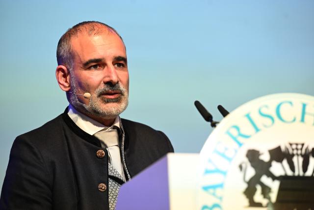 21 May 2026, Bavaria, Munich: Stefan Kreisz, the new president of the Bavarian Brewers' Association, speaks at the 2026/27 Bavarian Beer Queen pageant at the Loewenbraeukeller. Photo: Felix Hörhager/dpa