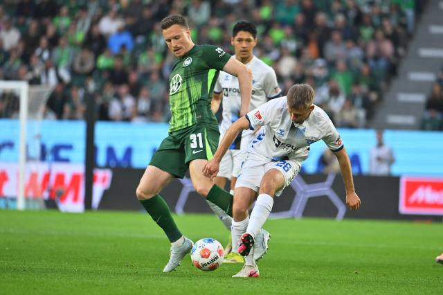 21 May 2026, Lower Saxony, Wolfsburg: Sebastian Klaas (R) and Yannick Gerhardt (L) battle for the ball during the German Bundesliga relegation playoff soccer match between VfL Wolfsburg and SC Paderborn 07 at Volkswagen Arena. Photo: Swen Pförtner/dpa - WICHTIGER HINWEIS: Gemäß den Vorgaben der DFL Deutsche Fußball Liga bzw. des DFB Deutscher Fußball-Bund ist es untersagt, in dem Stadion und/oder vom Spiel angefertigte Fotoaufnahmen in Form von Sequenzbildern und/oder videoähnlichen Fotostrecken zu verwerten bzw. verwerten zu lassen.