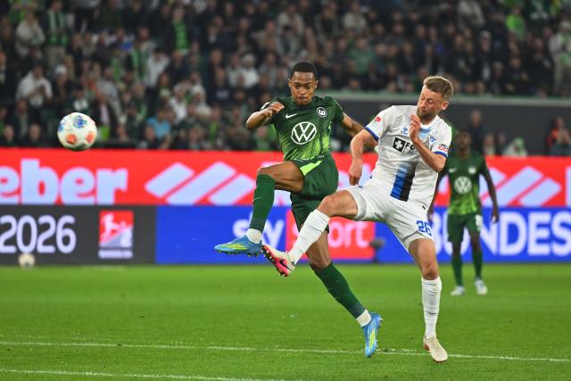21 May 2026, Lower Saxony, Wolfsburg: Wolfsburg's Jeanuel Belocian (L) Paderborn's Sebastian Klaas (R) battle for the ball during the German Bundesliga relegation playoff soccer match between VfL Wolfsburg and SC Paderborn 07 at Volkswagen Arena. Photo: Swen Pförtner/dpa - WICHTIGER HINWEIS: Gemäß den Vorgaben der DFL Deutsche Fußball Liga bzw. des DFB Deutscher Fußball-Bund ist es untersagt, in dem Stadion und/oder vom Spiel angefertigte Fotoaufnahmen in Form von Sequenzbildern und/oder videoähnlichen Fotostrecken zu verwerten bzw. verwerten zu lassen.