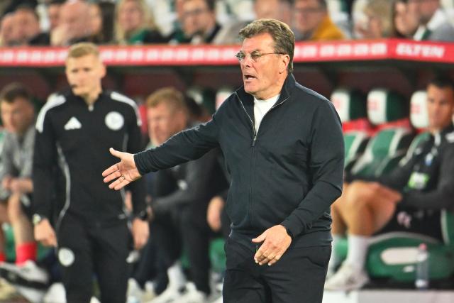 21 May 2026, Lower Saxony, Wolfsburg: Wolfsburg coach Dieter Hecking gestures from the sidelines during the German Bundesliga relegation playoff soccer match between VfL Wolfsburg and SC Paderborn 07 at Volkswagen Arena. Photo: Swen Pförtner/dpa - WICHTIGER HINWEIS: Gemäß den Vorgaben der DFL Deutsche Fußball Liga bzw. des DFB Deutscher Fußball-Bund ist es untersagt, in dem Stadion und/oder vom Spiel angefertigte Fotoaufnahmen in Form von Sequenzbildern und/oder videoähnlichen Fotostrecken zu verwerten bzw. verwerten zu lassen.
