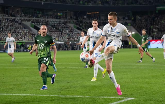 21 May 2026, Lower Saxony, Wolfsburg: Paderborn's Filip Bilbija takes a shot on goal during the German Bundesliga relegation playoff soccer match between VfL Wolfsburg and SC Paderborn 07 at Volkswagen Arena. Photo: Julian Stratenschulte/dpa - WICHTIGER HINWEIS: Gemäß den Vorgaben der DFL Deutsche Fußball Liga bzw. des DFB Deutscher Fußball-Bund ist es untersagt, in dem Stadion und/oder vom Spiel angefertigte Fotoaufnahmen in Form von Sequenzbildern und/oder videoähnlichen Fotostrecken zu verwerten bzw. verwerten zu lassen.