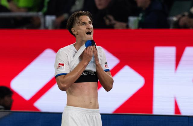 21 May 2026, Lower Saxony, Wolfsburg: Paderborn's Jonah Sticker reacts after receiving a yellow-red card during the German Bundesliga relegation playoff soccer match between VfL Wolfsburg and SC Paderborn 07 at Volkswagen Arena. Photo: Julian Stratenschulte/dpa - WICHTIGER HINWEIS: Gemäß den Vorgaben der DFL Deutsche Fußball Liga bzw. des DFB Deutscher Fußball-Bund ist es untersagt, in dem Stadion und/oder vom Spiel angefertigte Fotoaufnahmen in Form von Sequenzbildern und/oder videoähnlichen Fotostrecken zu verwerten bzw. verwerten zu lassen.