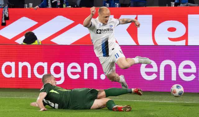 21 May 2026, Lower Saxony, Wolfsburg: Wolfsburg's Denis Vavro and Paderborn's Sven Michel battle for the ball during the German Bundesliga relegation playoff soccer match between VfL Wolfsburg and SC Paderborn 07 at Volkswagen Arena. Photo: Julian Stratenschulte/dpa - WICHTIGER HINWEIS: Gemäß den Vorgaben der DFL Deutsche Fußball Liga bzw. des DFB Deutscher Fußball-Bund ist es untersagt, in dem Stadion und/oder vom Spiel angefertigte Fotoaufnahmen in Form von Sequenzbildern und/oder videoähnlichen Fotostrecken zu verwerten bzw. verwerten zu lassen.