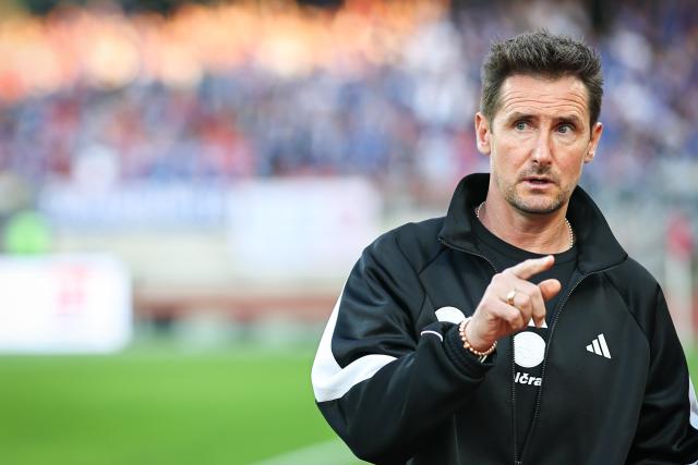 FILED - 09 May 2026, Bavaria, Nuremberg: Nuernberg Coach Miroslav Klose gestures during the German second Bundesliga soccer match between FC Nuernberg and FC Schalke 04 at Max-Morlock-Stadion. Photo: Daniel Karmann/dpa