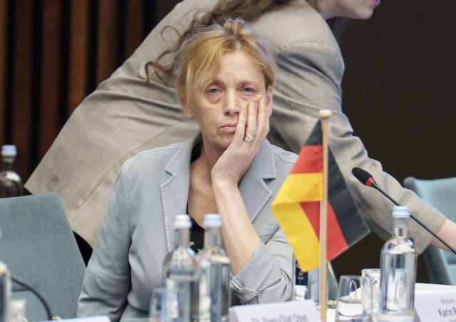 22 May 2026, Hesse, Frankfurt_Main: Karin Prien, German Minister for Family Affairs, attends the Conference of Youth and Family Ministers (JFMK) at the Steigenberger Frankfurter Hof hotel. Topics include promoting young people's media and democratic skills. Photo: Andreas Arnold/dpa