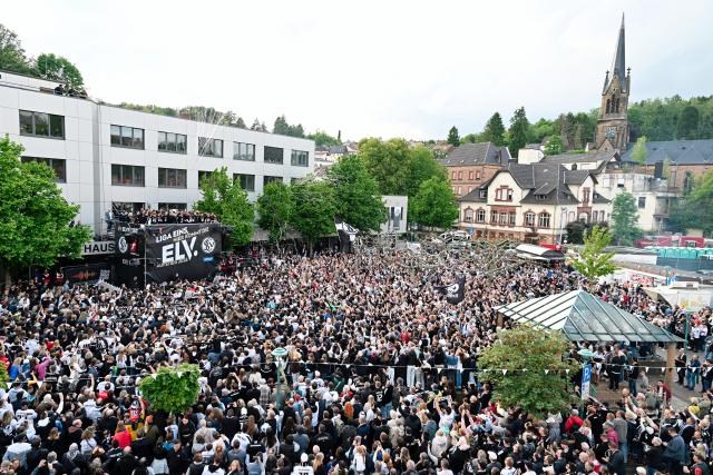 FILED - 18 May 2026, Saarland, Spiesen-Elversberg: Elversberg team ride on their open-tub bus during a parade celebrating their promotion to the Bundesliga. Photo: Uwe Anspach/dpa - IMPORTANT NOTICE: DFL and DFB regulations prohibit any use of photographs as image sequences and/or quasi-video.