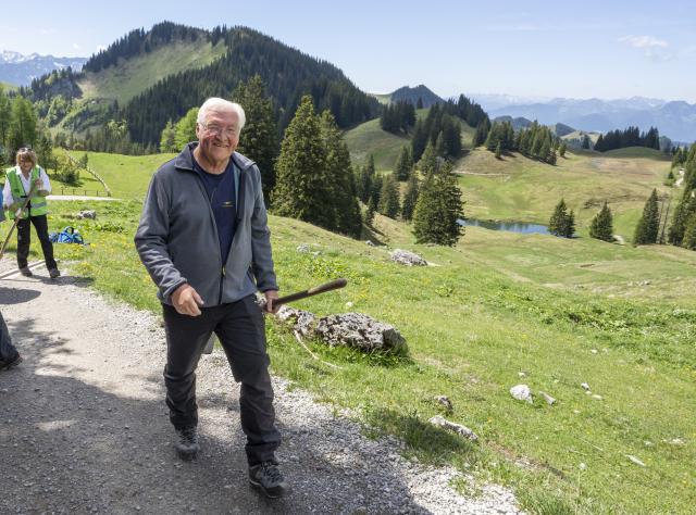 22 May 2026, Bavaria, Aschau Im Chiemgau: German President Frank-Walter Steinmeier and his wife Elke Buedenbender take part in the German Alpine Club's hands-on trail-building campaign. Photo: Peter Kneffel/dpa