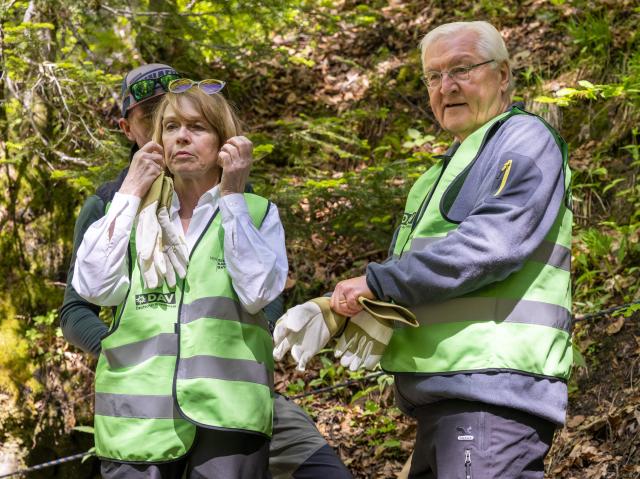 22 May 2026, Bavaria, Aschau Im Chiemgau: German President Frank-Walter Steinmeier (R) and his wife Elke Buedenbender take part in the German Alpine Club's hands-on trail-building campaign. Photo: Peter Kneffel/dpa