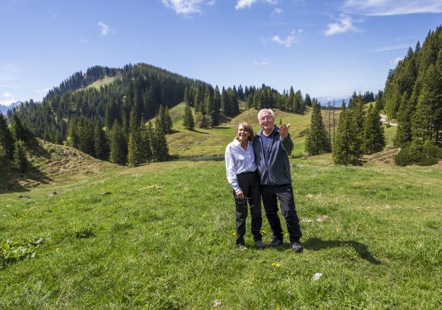 22 May 2026, Bavaria, Aschau Im Chiemgau: German President Frank-Walter Steinmeier (R) and his wife Elke Buedenbender take part in the German Alpine Club's hands-on trail-building campaign. Photo: Peter Kneffel/dpa