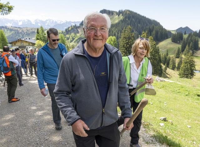 22 May 2026, Bavaria, Aschau Im Chiemgau: German President Frank-Walter Steinmeier and his wife Elke Buedenbender take part in the German Alpine Club's hands-on trail-building campaign. Photo: Peter Kneffel/dpa
