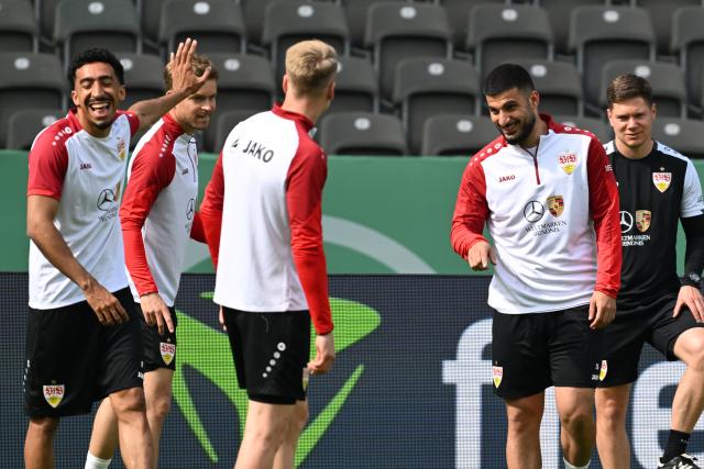 22 May 2026, Berlin: Stuttgart's Tiago Tomas (L) jokes around with teammate Deniz Undav during the team's final training session at Olympiastadion Berlin ahead of Saturday's German DFB Cup Final soccer match against FC Bayern Munich. Photo: Soeren Stache/dpa - WICHTIGER HINWEIS: Gemäß den Vorgaben der DFL Deutsche Fußball Liga bzw. des DFB Deutscher Fußball-Bund ist es untersagt, in dem Stadion und/oder vom Spiel angefertigte Fotoaufnahmen in Form von Sequenzbildern und/oder videoähnlichen Fotostrecken zu verwerten bzw. verwerten zu lassen.