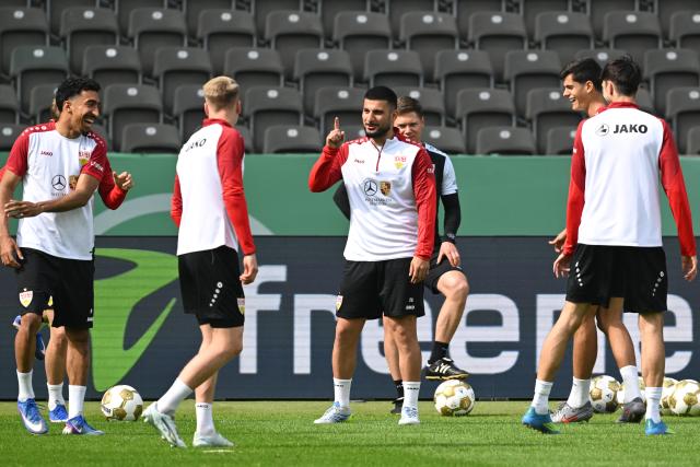22 May 2026, Berlin: Stuttgart's Deniz Undav (C) in action during the team's final training session at Olympiastadion Berlin ahead of Saturday's German DFB Cup Final soccer match against FC Bayern Munich. Photo: Soeren Stache/dpa - WICHTIGER HINWEIS: Gemäß den Vorgaben der DFL Deutsche Fußball Liga bzw. des DFB Deutscher Fußball-Bund ist es untersagt, in dem Stadion und/oder vom Spiel angefertigte Fotoaufnahmen in Form von Sequenzbildern und/oder videoähnlichen Fotostrecken zu verwerten bzw. verwerten zu lassen.