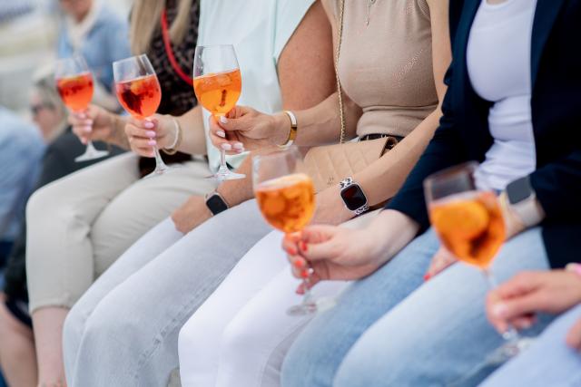 22 May 2026, Lower Saxony, Norderney: Several women sit with their drinks on the island's beach promenade on a sunny day. Photo: Hauke-Christian Dittrich/dpa