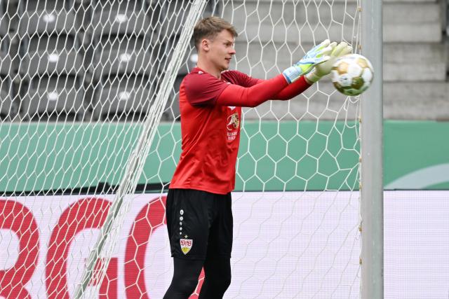 22 May 2026, Berlin: VfB Stuttgart goalkeeper Alexander Nuebel takes part in the team's final training session at Olympiastadion Berlin ahead of Saturday's German DFB Cup Final soccer match against FC Bayern Munich. Photo: Soeren Stache/dpa - WICHTIGER HINWEIS: Gemäß den Vorgaben der DFL Deutsche Fußball Liga bzw. des DFB Deutscher Fußball-Bund ist es untersagt, in dem Stadion und/oder vom Spiel angefertigte Fotoaufnahmen in Form von Sequenzbildern und/oder videoähnlichen Fotostrecken zu verwerten bzw. verwerten zu lassen.