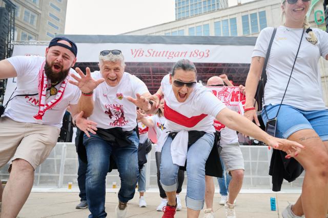 22 May 2026, Berlin: VfB Stuttgart fans gather at Alexanderplatz for the fan festival ahead of Saturday's German DFB Cup Final soccer match against FC Bayern Munich. Photo: Annette Riedl/dpa - WICHTIGER HINWEIS: Gemäß den Vorgaben der DFL Deutsche Fußball Liga bzw. des DFB Deutscher Fußball-Bund ist es untersagt, in dem Stadion und/oder vom Spiel angefertigte Fotoaufnahmen in Form von Sequenzbildern und/oder videoähnlichen Fotostrecken zu verwerten bzw. verwerten zu lassen.