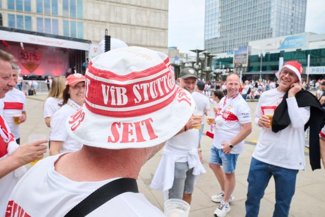 22 May 2026, Berlin: VfB Stuttgart fans gather at Alexanderplatz for the fan festival ahead of Saturday's German DFB Cup Final soccer match against FC Bayern Munich. Photo: Annette Riedl/dpa - WICHTIGER HINWEIS: Gemäß den Vorgaben der DFL Deutsche Fußball Liga bzw. des DFB Deutscher Fußball-Bund ist es untersagt, in dem Stadion und/oder vom Spiel angefertigte Fotoaufnahmen in Form von Sequenzbildern und/oder videoähnlichen Fotostrecken zu verwerten bzw. verwerten zu lassen.