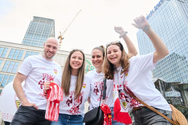 22 May 2026, Berlin: VfB Stuttgart fans gather at Alexanderplatz for the fan festival ahead of Saturday's German DFB Cup Final soccer match against FC Bayern Munich. Photo: Annette Riedl/dpa - WICHTIGER HINWEIS: Gemäß den Vorgaben der DFL Deutsche Fußball Liga bzw. des DFB Deutscher Fußball-Bund ist es untersagt, in dem Stadion und/oder vom Spiel angefertigte Fotoaufnahmen in Form von Sequenzbildern und/oder videoähnlichen Fotostrecken zu verwerten bzw. verwerten zu lassen.