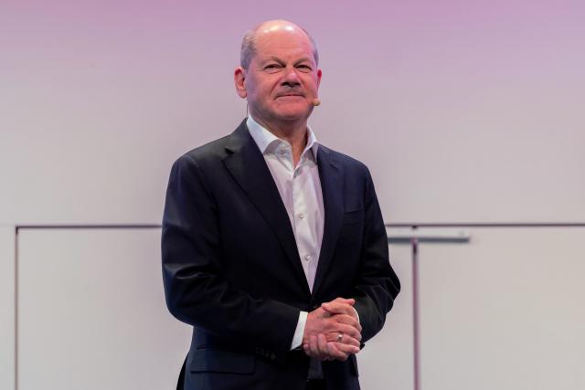 FILED - 16 March 2026, North Rhine-Westphalia, Cologne: FILE PHOTO - Olaf Scholz, former German Chancellor, speaks about "the books of his life" on stage at the Flora as part of the Lit.Cologne literary festival. Photo: Rolf Vennenbernd/dpa