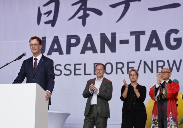 23 May 2026, North Rhine-Westphalia, Duesseldorf: Hendrik Wuest (L), Minister-President of North Rhine-Westphalia, delivers a speech at the opening of Japan Day. In the background are (L-R) Stephan Keller, Mayor of Duesseldorf, Mona Neubaur, Minister of Economic Affairs of North Rhine-Westphalia, and Yoshitaka Tsunoda, Japanese Consul General in Duesseldorf. Duesseldorf is considered a hub of the Japanese community in Germany. Photo: Thomas Banneyer/dpa