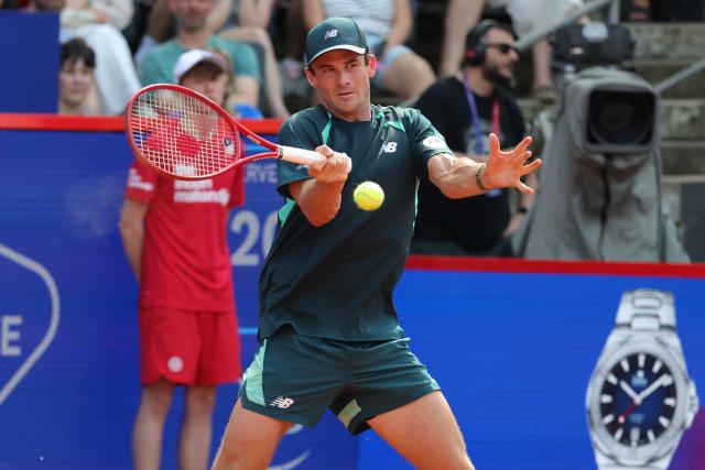 23 May 2026, Hamburg: American tennis player Tommy Paul plays a forehand against Peru's Ignacio Buse during their Men's Singles final tennis match of the Hamburg Open tennis tournament. Photo: Georg Wendt/dpa