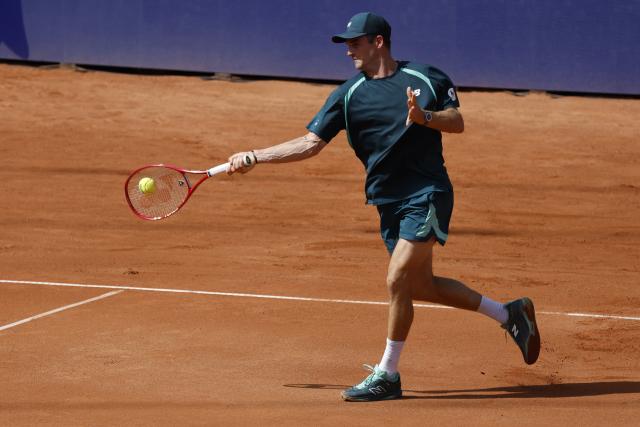 23 May 2026, Hamburg: American tennis player Tommy Paul plays a forehand against Peru's Ignacio Buse during their Men's Singles final tennis match of the Hamburg Open tennis tournament. Photo: Georg Wendt/dpa