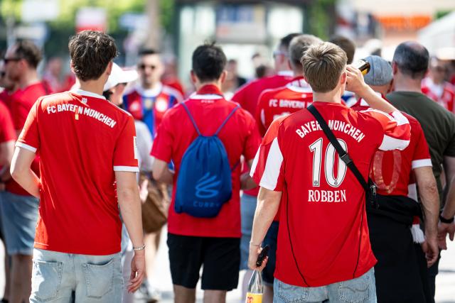 23 May 2026, Berlin: Bayern Munich fans walk toward the stadium from the Fan Fest at Theodor-Heuss-Platz ahead of the German DFB Cup Final soccer match between Bayern Munich andVfB Stuttgart at Berlin Olympic Stadium. Photo: Fabian Sommer/dpa