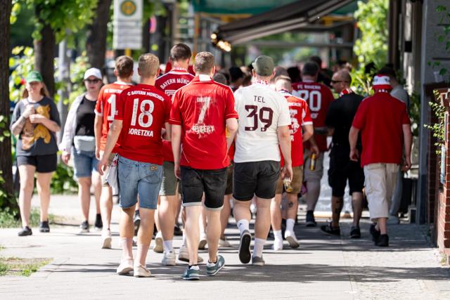 23 May 2026, Berlin: Bayern Munich fans walk toward the stadium from the Fan Fest at Theodor-Heuss-Platz ahead of the German DFB Cup Final soccer match between Bayern Munich andVfB Stuttgart at Berlin Olympic Stadium. Photo: Fabian Sommer/dpa