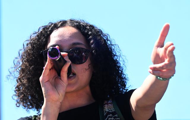 23 May 2026, Bavaria, Munich: The singer Guendalein performs on stage during the nationwide day of action 'Defend Human Dignity - Ban the AfD Now!' at Koenigsplatz square, symbolically holding her hand over her eyes. Photo: Felix Hörhager/dpa