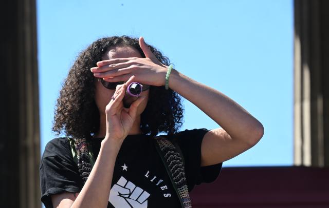 23 May 2026, Bavaria, Munich: The singer Guendalein performs on stage during the nationwide day of action 'Defend Human Dignity - Ban the AfD Now!' at Koenigsplatz square, symbolically holding her hand over her eyes. Photo: Felix Hörhager/dpa
