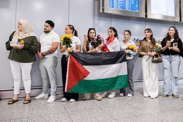 23 May 2026, Lower Saxony, Langenhagen: Nesrin Zeaiter and Uwe Sander stand in front of their supporters at Hanover Airport. The two activists from the Gaza aid flotilla, who were deported from Israel to Turkey, have returned to Germany. Photo: Moritz Frankenberg/dpa