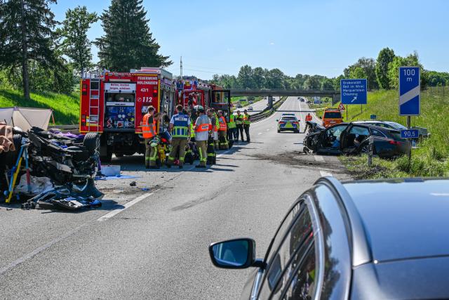 23 May 2026, Bavaria, Grabenstätt: Emergency responders confer at the scene of an accident on the A8 motorway. One person has died following a multi-vehicle collision caused by a wrong-way driver. Photo: Markus Steinberger/ EinsatzReport24 /dpa