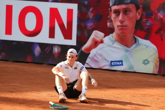 23 May 2026, Hamburg: Peruvian tennis player Ignacio Buse celebrates after defeating USA's Tommy Paul in the Men's Singles final tennis match of the Hamburg Open tennis tournament. Photo: Georg Wendt/dpa