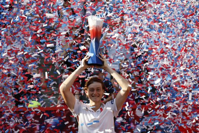 23 May 2026, Hamburg: Peruvian tennis player Ignacio Buse celebrates with the trophy during the award ceremony after defeating USA's Tommy Paul in the Men's Singles final tennis match of the Hamburg Open tennis tournament. Photo: Georg Wendt/dpa