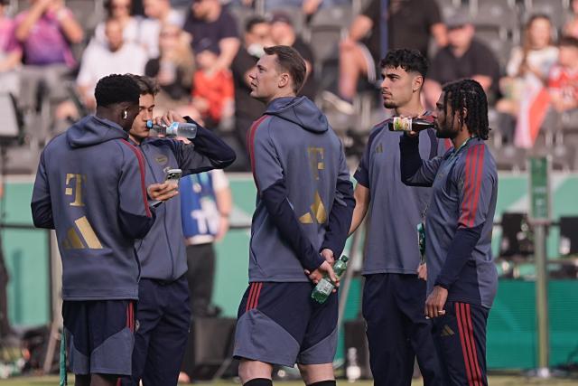 23 May 2026, Berlin: Bayern Munich goalkeepers Manuel Neuer (C), Aleksandar Pavlovic (2nd R), and Serge Gnabry stand on the pitch ahead of the German DFB Cup Final soccer match between Bayern Munich andVfB Stuttgart at Berlin Olympic Stadium. Photo: Michael Kappeler/dpa