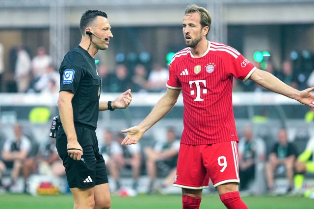 23 May 2026, Berlin: Bayern Munich's Harry Kane (R) speaks with referee Sven Jablonski during the German DFB Cup Final between Bayern Munich and VfB Stuttgart at the Olympic Stadium in Berlin. Photo: Michael Kappeler/dpa