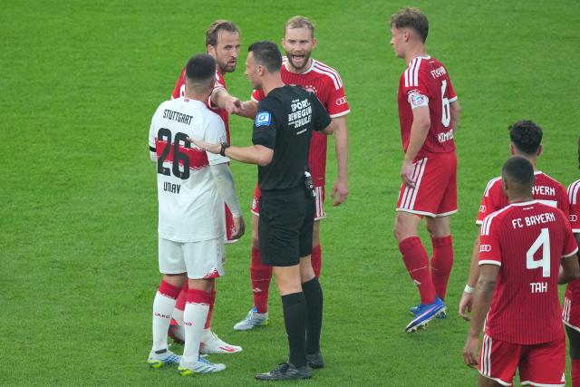 23 May 2026, Berlin: Referee Sven Jablonski (C) talks with Stuttgart's Deniz Undav (L) and Bayern Munich's Harry Kane (2nd L) while Bayern Munich's Joshua Kimmich reacts during the German DFB Cup Final between Bayern Munich and VfB Stuttgart at the Olympic Stadium in Berlin. Photo: Soeren Stache/dpa