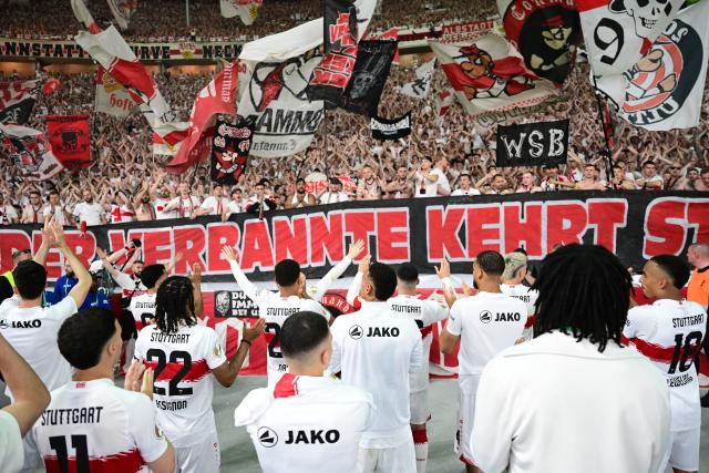 23 May 2026, Berlin: The VfB Stuttgart players thank their fans after lossing the German DFB Cup Final to Bayern Munich at the Olympic Stadium in Berlin. Photo: Sebastian Gollnow/dpa