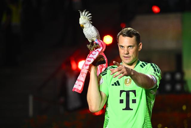 23 May 2026, Berlin: Bayern Munich goalkeeper Manuel Neuer holds the team's Kakadu mascot after winning the German DFB Cup Final against VfB Stuttgart at the Olympic Stadium in Berlin. Photo: Tom Weller/dpa